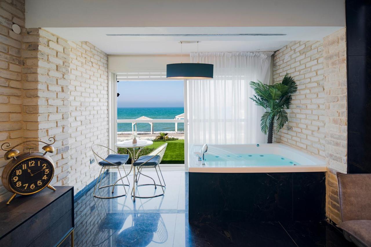 שקיעה בים - דירות נופש יוקרתיות עם ג'קוזי ונוף לים Haifa Exterior foto